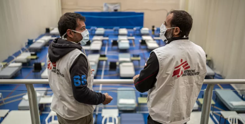 Notfallbetten in Turnhalle