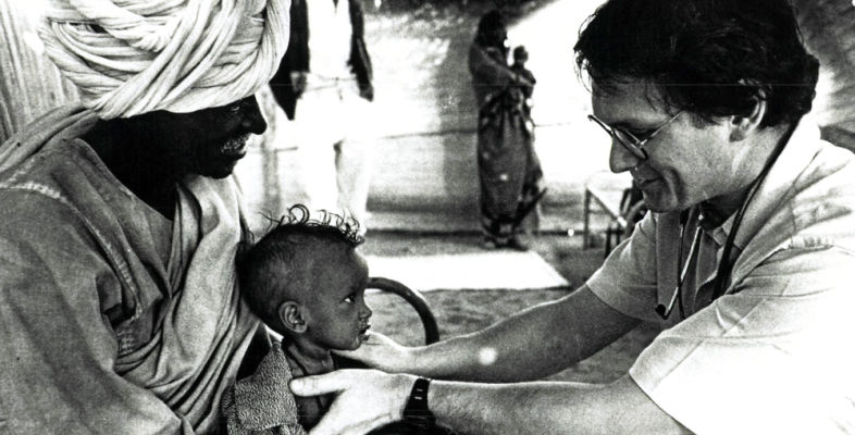 Dr. Rony Brauman behandelt ein Kind Schwarz-weiß-Foto von Arzt der Kind behandelt