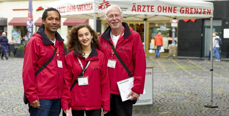 Fundraiser*innen von Ärzte ohne Grenzen vor einem Informationsstand F2F-Fundraiser*innen von Ärzte ohne Grenzen vor Infostand
