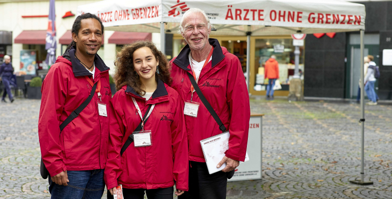 F2F-Fundraiser*innen von Ärzte ohne Grenzen vor Infostand