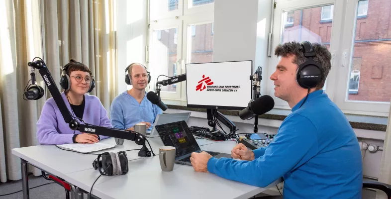 Podcastaufnahme: Die Moderatoren Christian Katzer und Christian Conradi mit Melissa Scharwey