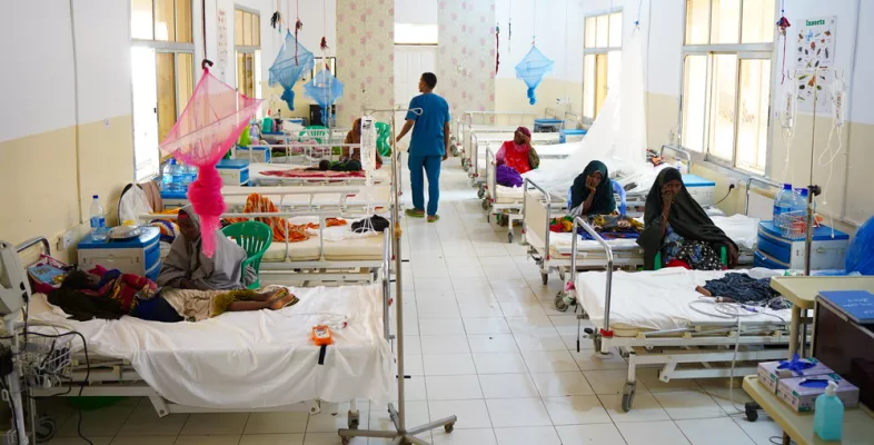 Somalia: Pfleger geht zwischen Krankenbetten