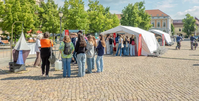 Menschenansammlung vor Zelten der Freiluftausstellung