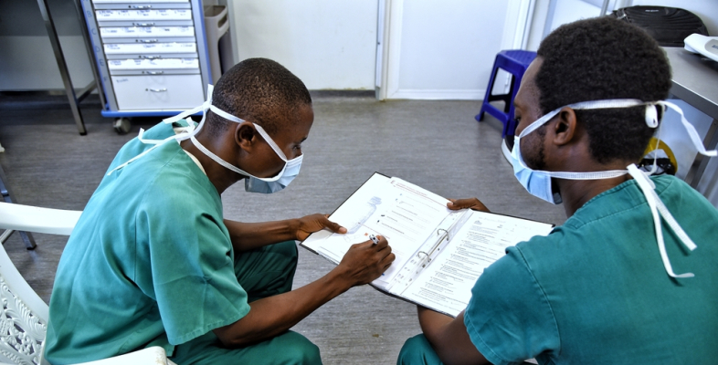 Eine Besprechung zwischen einem unserer Mentor*innen und einem Teilnehmer der MSF Academy Eine Besprechung zwischen einem unserer Mentor*innen und einem Teilnehmer der MSF Academy