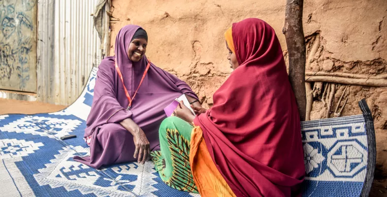 Gespräch zwischen zwei Frauen in einem Geflüchtetencamp in Kenia 