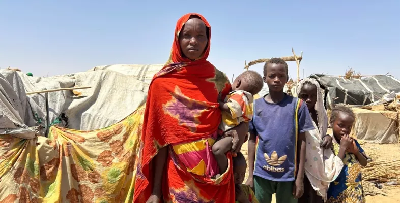Sudanesin mit ihren Kindern im Camp in Adre, Tschad