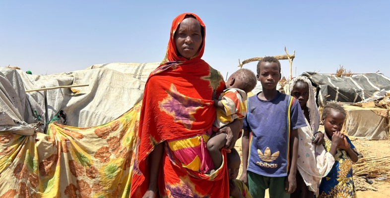 Sudanesin mit ihren Kindern im Camp in Adre, Tschad