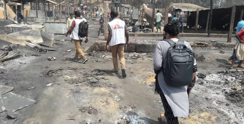 Unsere Mitarbeiter im Geflüchtetencamp Coxs Bazar nach einem Brand Unsere Mitarbeiter im Camp Coxs Bazar nach einem Brand