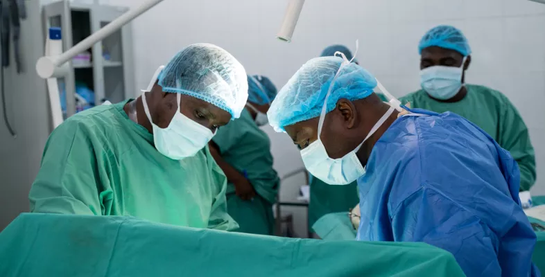 Lebensrettende Operation an einer neunjährigen Patientin im NionoGesundheitszentrum in Mali. Lebensrettende Operation im Niono Gesundheitszentrum in Mali.