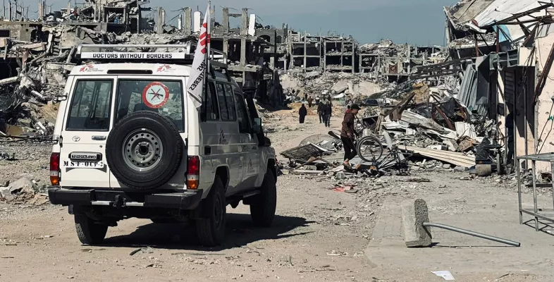 Ein Geländewagen mit dem Logo von Ärzte ohne Grenzen vor zerstörten Gebäuden in Dschabaliya.