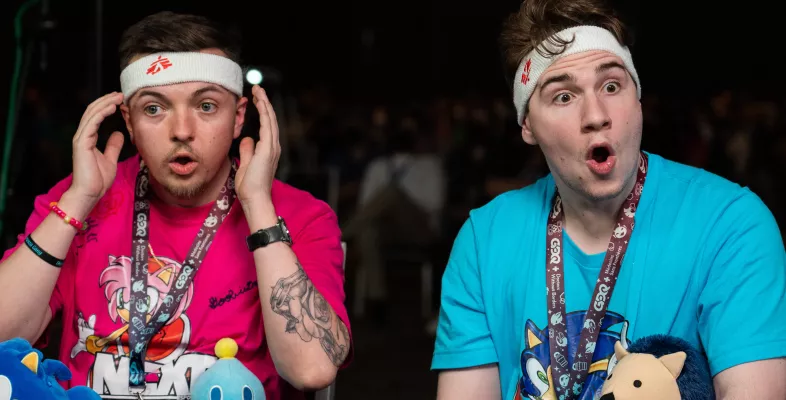 2 Gamer tragen ein Stirnband von Ärzte ohne Grenzen
