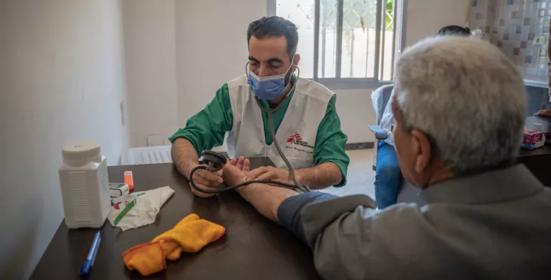 Unser Mitarbeiter misst Parameter bei einem Patienten.