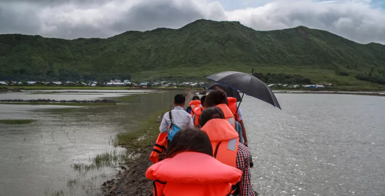 Unser medizinisches Team auf dem Weg zum Vertriebenencamp Ah Nauk Ye in Myanmar, in dem fast 5.000 vertriebene Rohingya leben. Medizinisches Team auf dem Weg in das Vertriebenencamp Ah Nauk Ye in Myanmar.