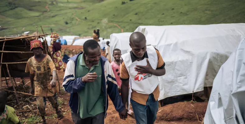 Menschen inerstörtem Geflüchtentencamp in der D.R. Kongo