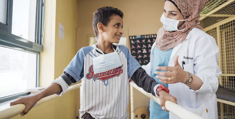 Achmed Darwesch mit Physiotherapeutin Rula Marafeh in Amman Jordanien 