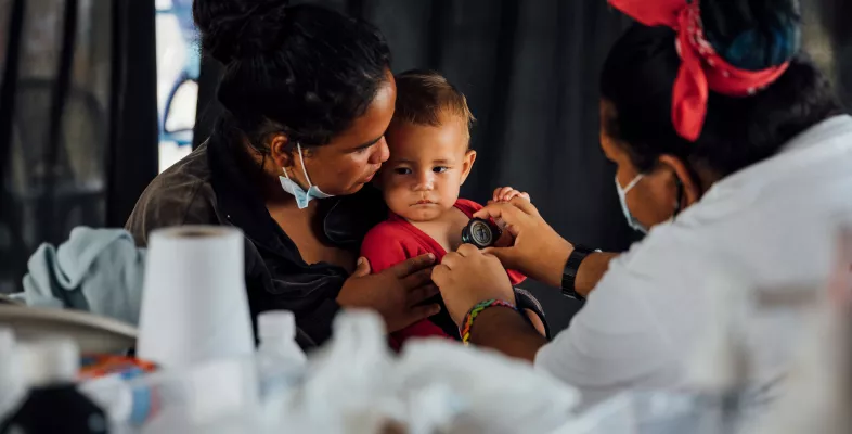 Panama: Krankenschwester untersucht Mutter und Kind
