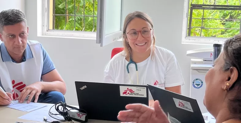 Zwei Mitarbeitende im Gespräch mit Patientin in Aufnahmezentrum Bulgarien