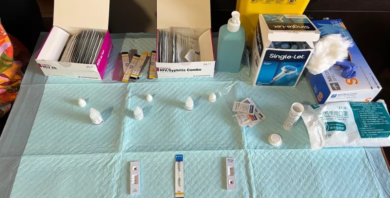 Testmaterial für Hepatitis-C und HIV auf Tisch