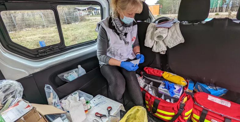 Mitarbeiterin bereitet Material in Fahrzeug vor