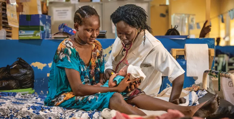 In diesem Krankenhaus hat Ärzte ohne Grenzen die Entbindungsstation betrieben. Mitarbeiterin und Mutter blicken auf Säugling