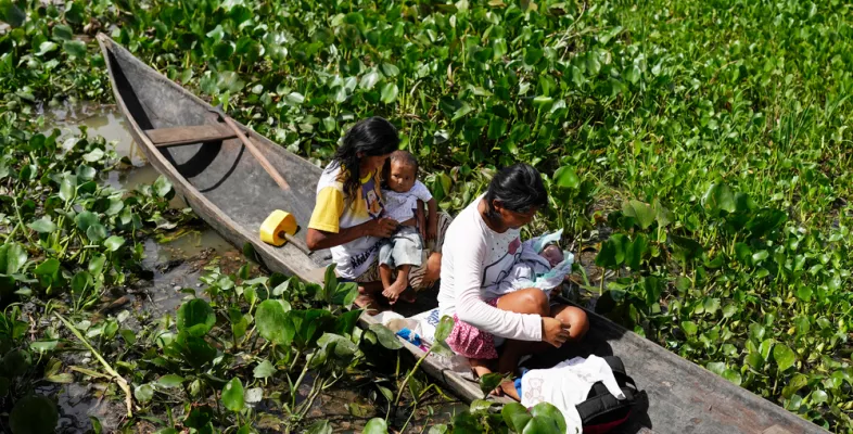Familie mit Babys in Kanu