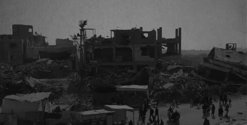 Eine zerstörte Stadt in schwarz-weiß
