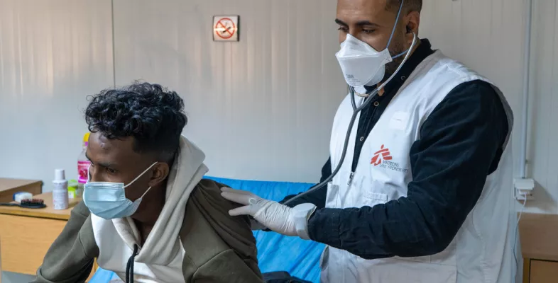 Einer unserer Ärzte untersucht einen Patienten auf Tuberkulose Einer unserer Ärzte untersucht einen Patienten auf Tuberkulose