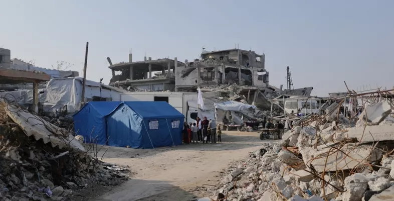 Mobiles Team inmitten von Ruinen