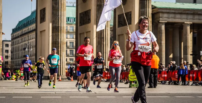 Halbmarathonläufer*innen in Berlin durchqueren Brandenburger Tor