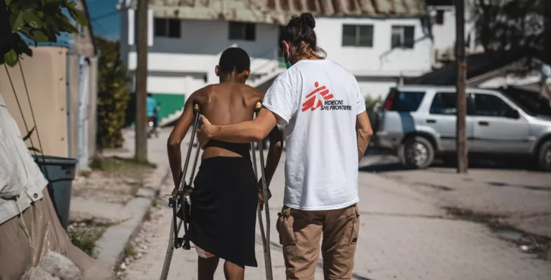 Bei unserer medizinischen Hilfe ist Zuwendung für Menschen, die wie in Haiti beim Erdbeben Schlimmes erlebt haben, sehr wichtig. Patient erhält Physiotherapie-Training für Erdbebenverletzte.