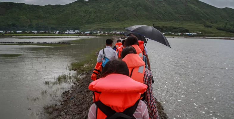 Medizinisches Team auf dem Weg in das Vertriebenencamp Ah Nauk Ye in Myanmar. 