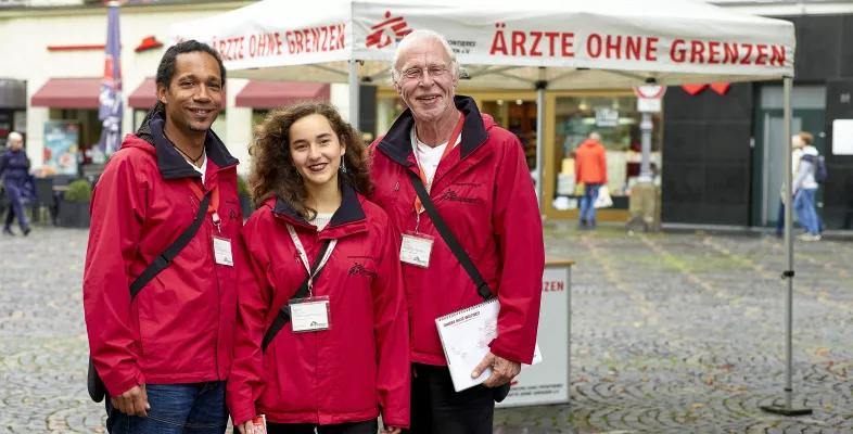 Fundraiser*innen von Ärzte ohne Grenzen vor einem Informationsstand F2F-Fundraiser*innen von Ärzte ohne Grenzen vor Infostand