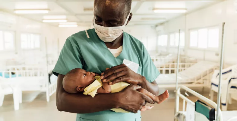 Charles Jormoh mit Kind auf dem Arm