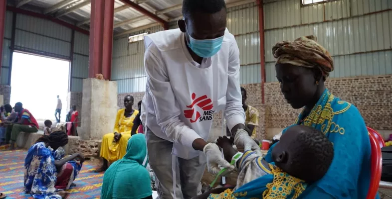 Mutter mit Kind und medizinischer Mitarbeiter