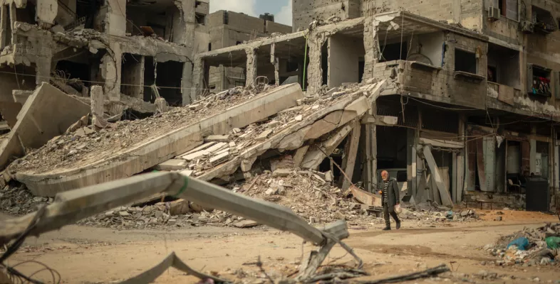 Mann geht allein durch Ruinen in Gaza-Stadt