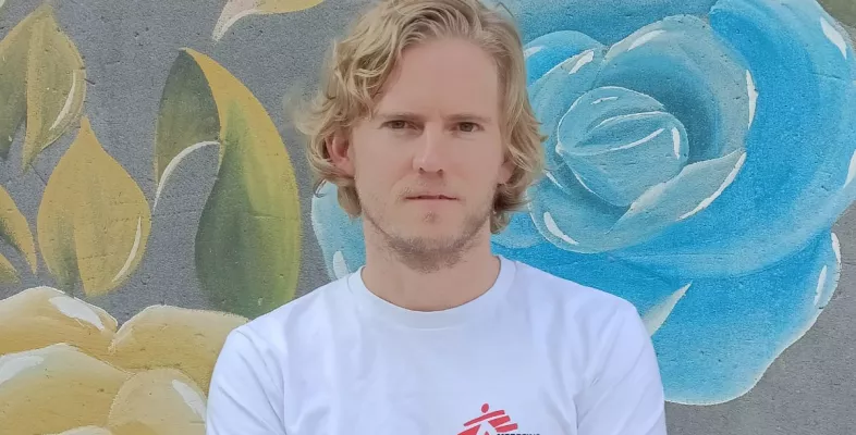 Jan Wynands mit verschränkten Armen vor einer Graffiti-Wand