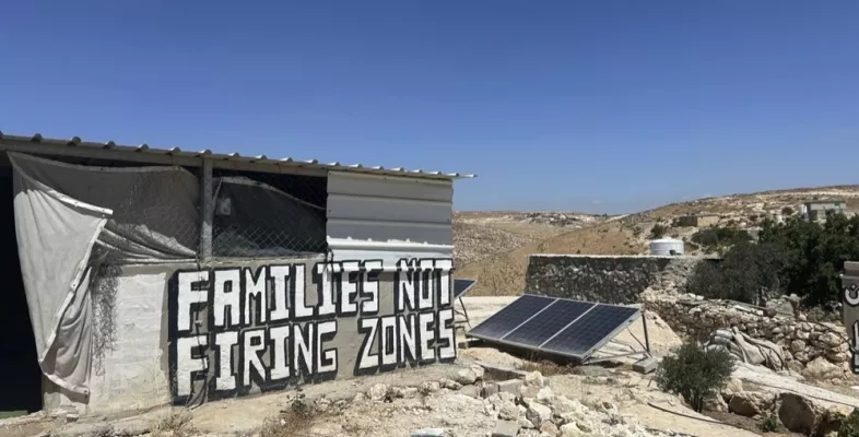 Ein Haus mit der Aufschrift "families, not firing zone" (dt.: Familien, keine Schusszone)