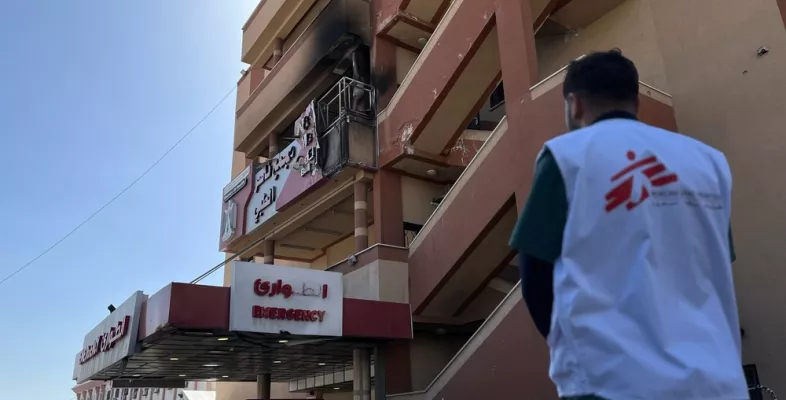 Mitarbeiter steht vor dem Nasser-Krankenhaus in Gaza