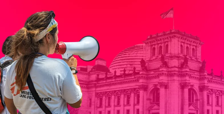 Collage: Eine Frau spricht durch ein Megafon vor dem Bundestag