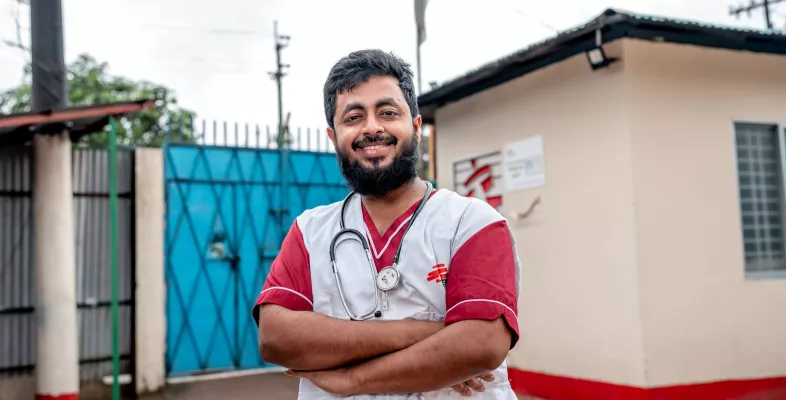 Arzt Afzal Alam vor einer Gesundheitseinrichtung.