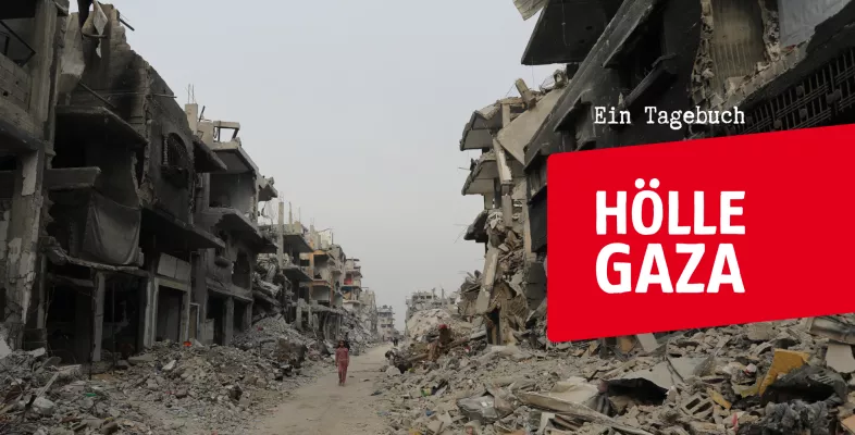 Zerstörte Straße und Gebäude darüber Schriftbanner Hölle Gaza