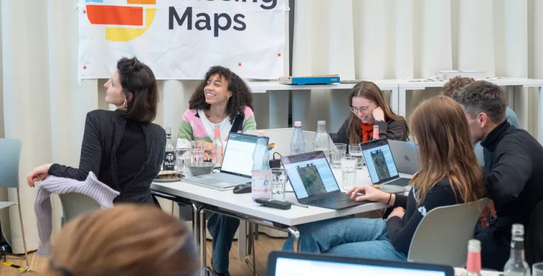 Teilnehmende sitzen bei Mapathon