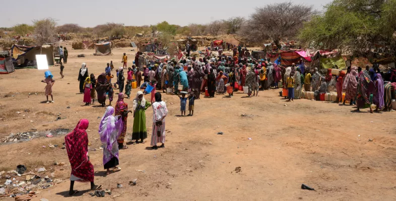 Menschen versammeln sich zwischen Zelten