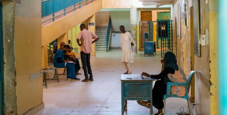 Menschen stehen auf dem Flur eines Krankenhauses