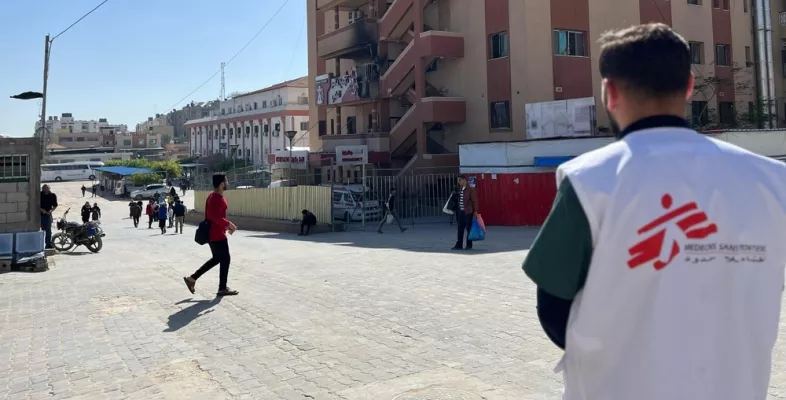 Einer unser Mitarbeitendena steht vor dem Nasser-Krankenhaus