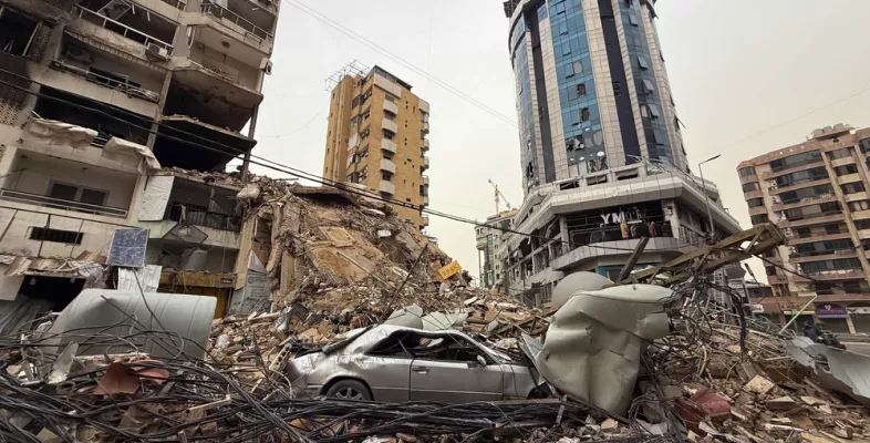 Ein zerstörtes Auto inmitten von Ruinen