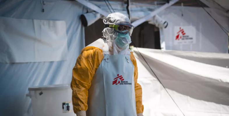 Eine Person in vollständiger Schutzkleidung