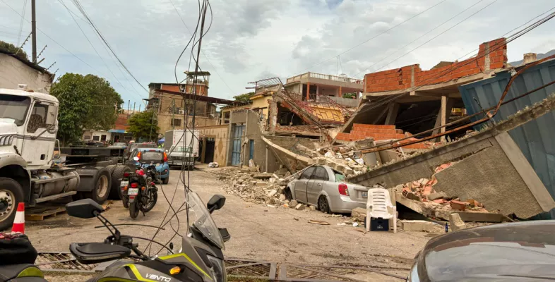 Nach einem Erdbeben in Venezuela liegen eingestürzte Gebäude und Trümmer in einer Straße.
