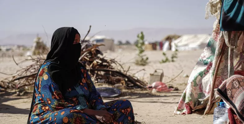 Abdu Sabit sitzt vor ihrem Zelt im Al-Khuseif Camp für Geflüchtete, Marib, Jemen.