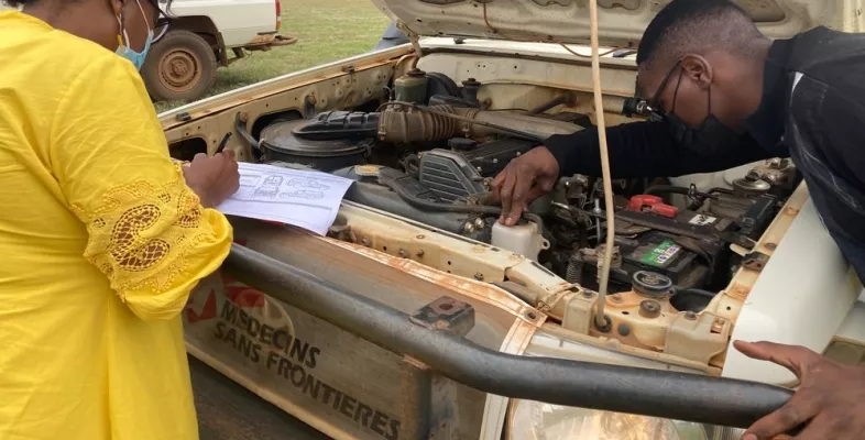 Die Fahrerin von Ärzte ohne Grenzen prüft morgens ihr Fahrzeug